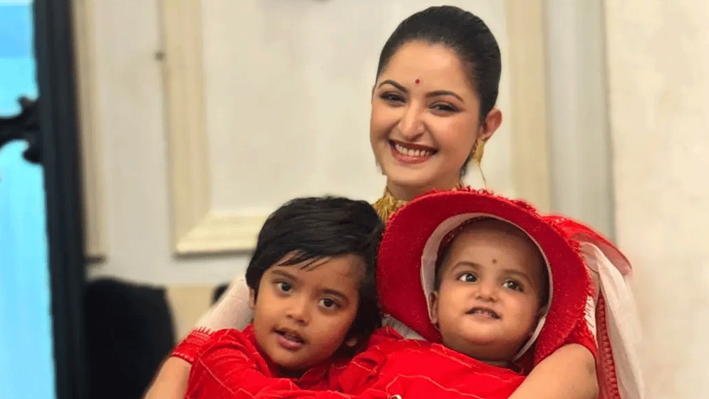 দুই সন্তানকে নিয়ে পরীমণির মা দিবস