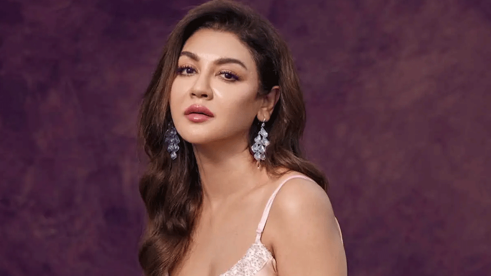 জয়া আহসানের কৃষিকাজ: দীর্ঘক্ষণ চালালেন কোদাল, প্রশংসায় অভিনেত্রী